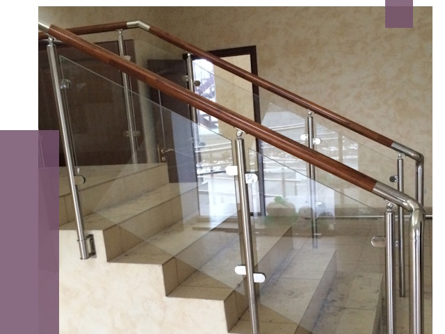 Комбинированные перила из металла и дерева в Мариинске