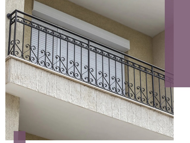 Балконные ограждения из металла и стекла в Мариинске для домов