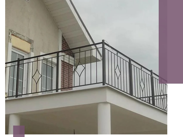 Изготовление балконных ограждений в Мариинске из металла и стекла